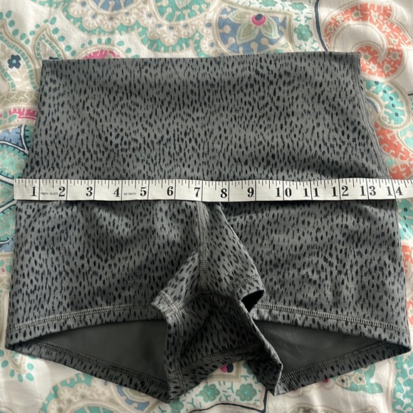 Lululemon Boogie Short *Roll Down - Picture 5 of 5